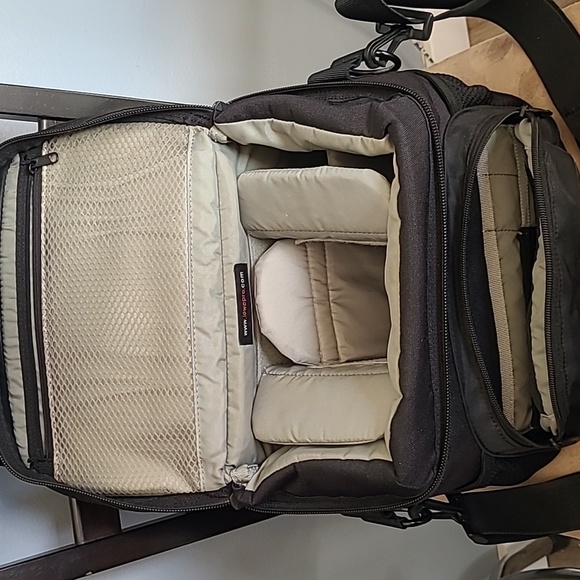 Lowepro Nova 3 AW Camera Bag - Picture 2 of 5